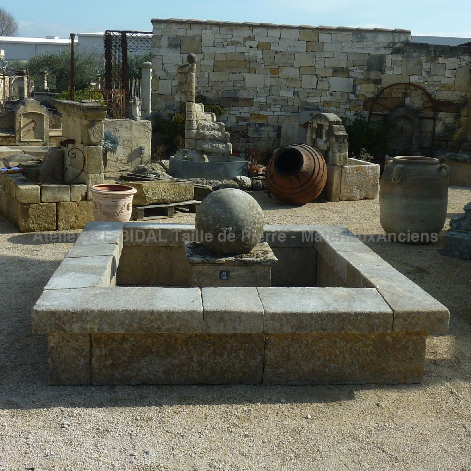 Magnifique bassin ancien avec socle et boule centrale en pierre ** VENDU