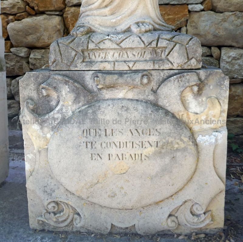 Stèle ornementale ancienne sculptée en pierre de Savonnière de style Gothique