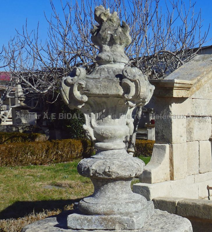 Reclaimed decorative garden element : stone fire pot - Atelier Alain Bidal (Provence)