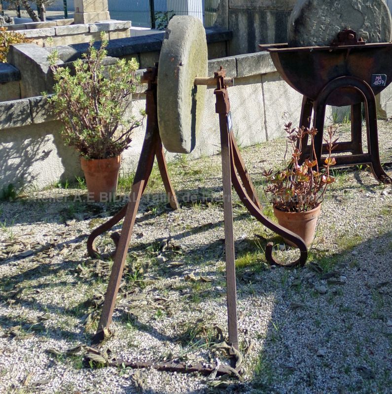 Décoration insolite ancienne : meule à aiguiser par l'Atelier Alain BIDAL