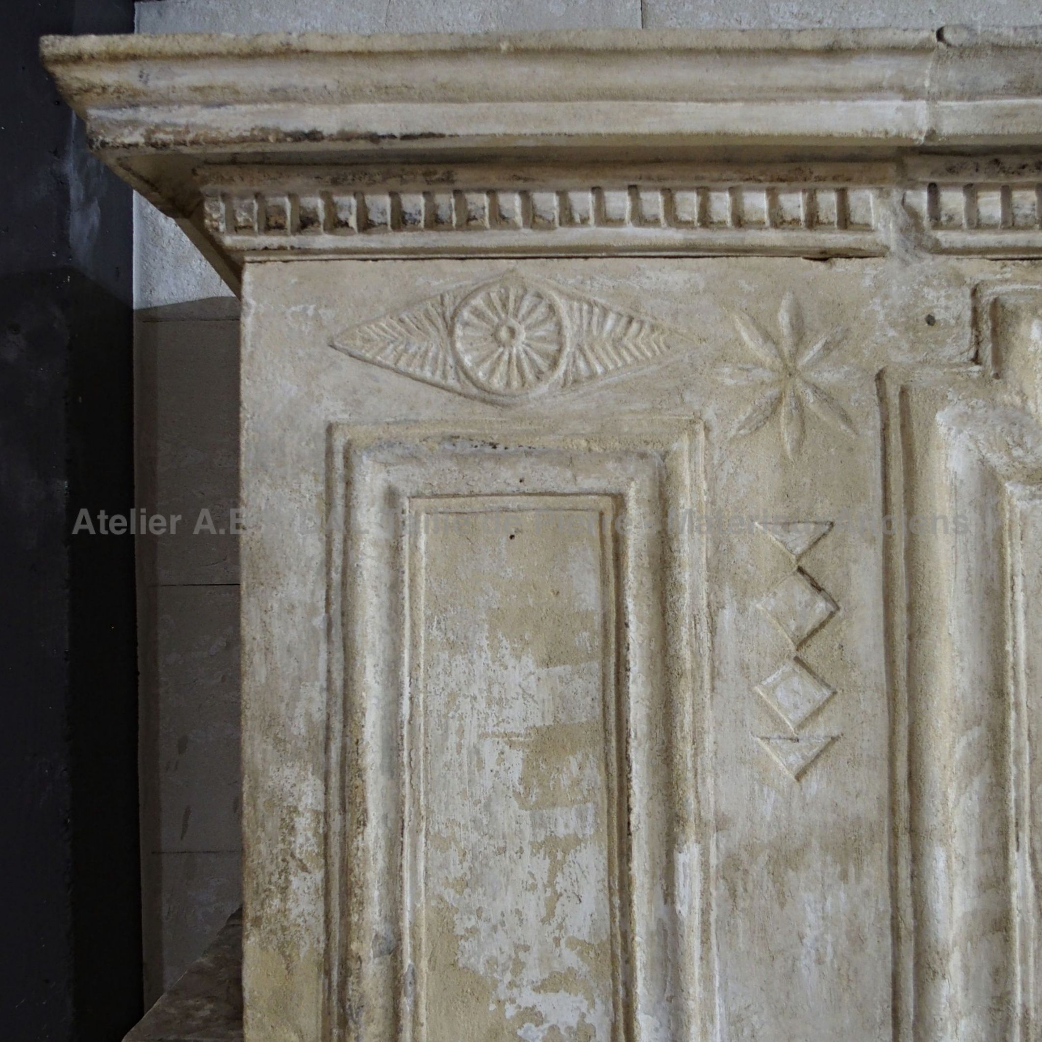 Cheminée Louis xvi - cheminée ancienne avec une surprenante large ouverture foyère.