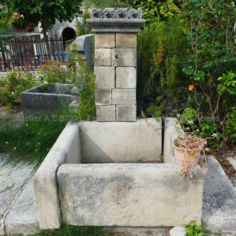 Wall fountain in stone | Ornamental fountain with a basin and pediment in stone.