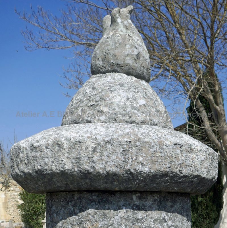 Détail du chapiteau sur notre colonne central en pierre : Atelier Alain BIDAL