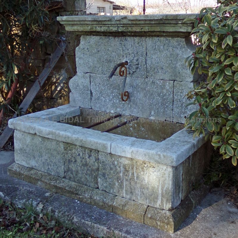 Fontaine rustique en pierres patinées : vaste choix de fontaines en Provence chez Alain BIDAL