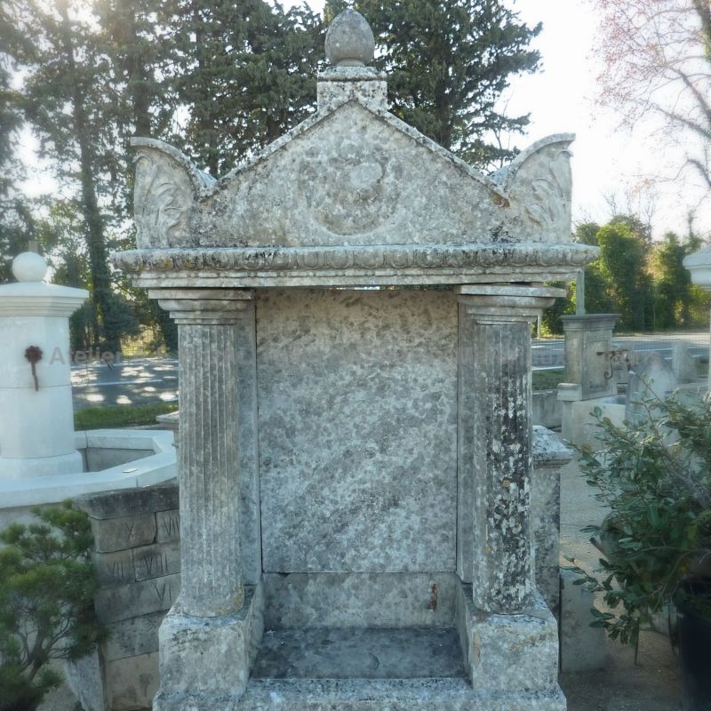 Détail de la niche et du toit de notre oratoire en pierre ǀ En vente uniquement chez Matériaux Anciens Bidal en Provence.