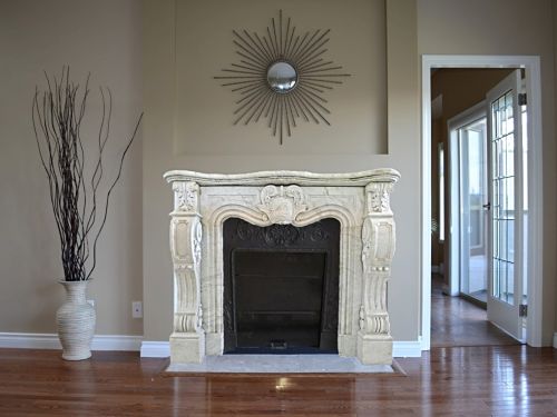 Exemple d'une belle cheminée ancienne en marbre de chez Bidal : exceptionnelle cheminée Napoléon III en marbre blanc.