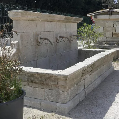 Large fontaine rustique en vieilles pierres patinées par le tailleur de pierre en Provence Alain BIDAL