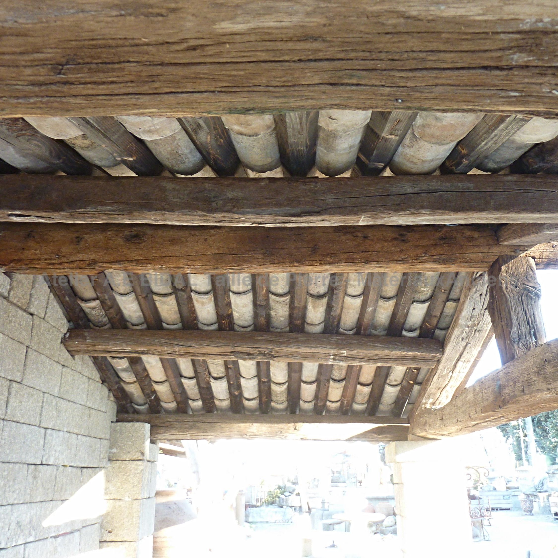 Superbe auvent ancien alliant pierre naturelle, bois massif et tuiles provençales ** VENDU