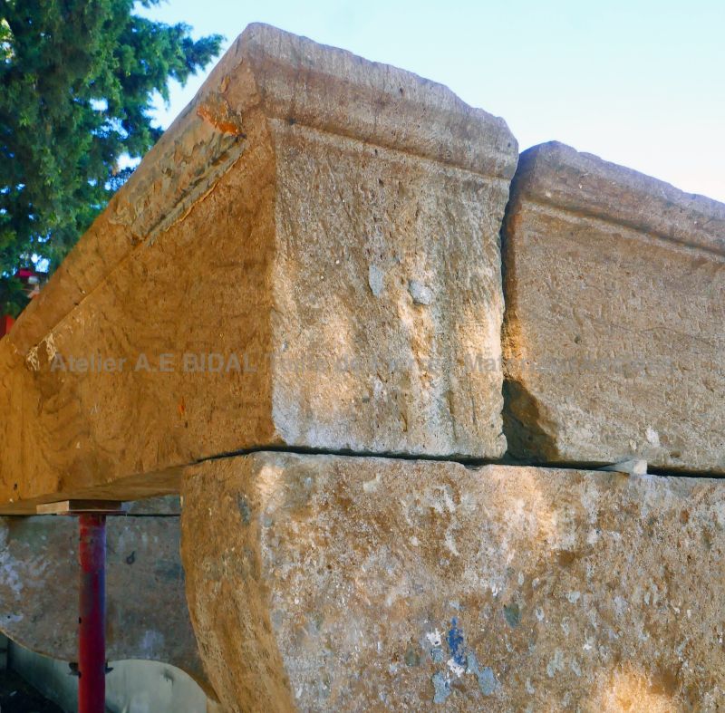 Belle cheminée en pierre - cheminée rustique avec du charme et de la grandeur.