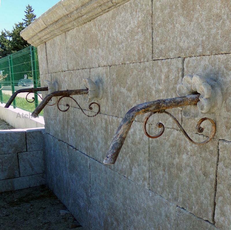 Long garden fountain in stone : an elegant fountain from Alain BIDAL, Provence