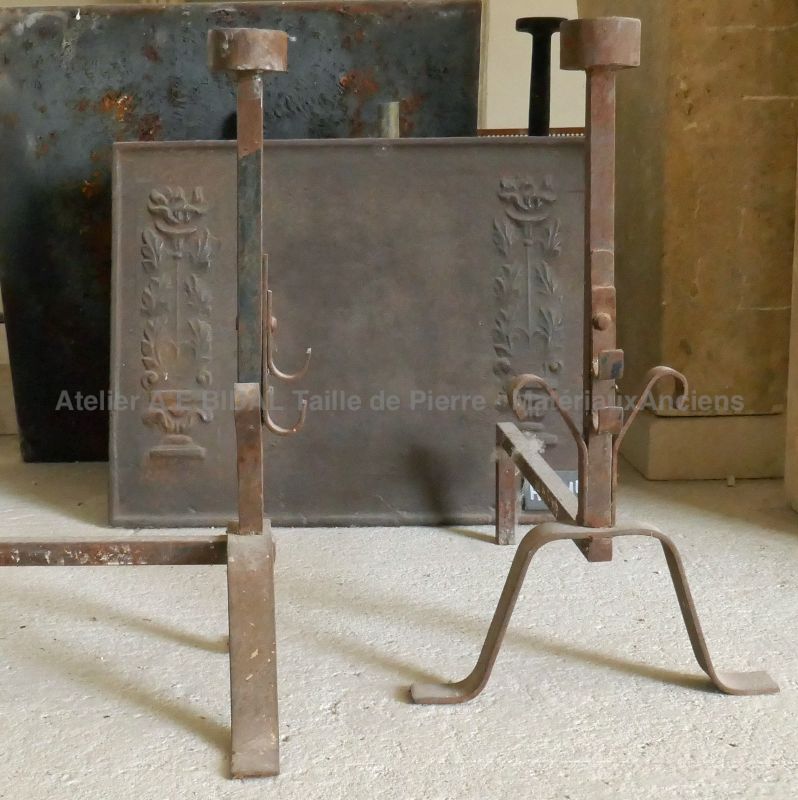 Anciens landiers en fer forgé riveté de style gothique vente chez Alain BIDAL Matériaux Anciens en Provence.