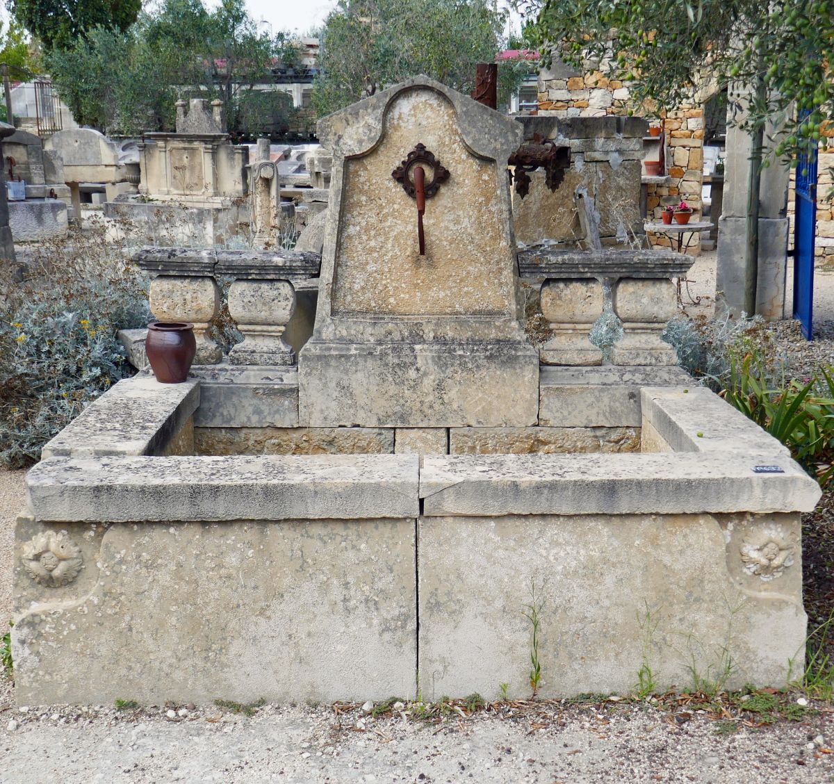 Fontaine murale en pierre ancienne et fonte avec magnifique fronton