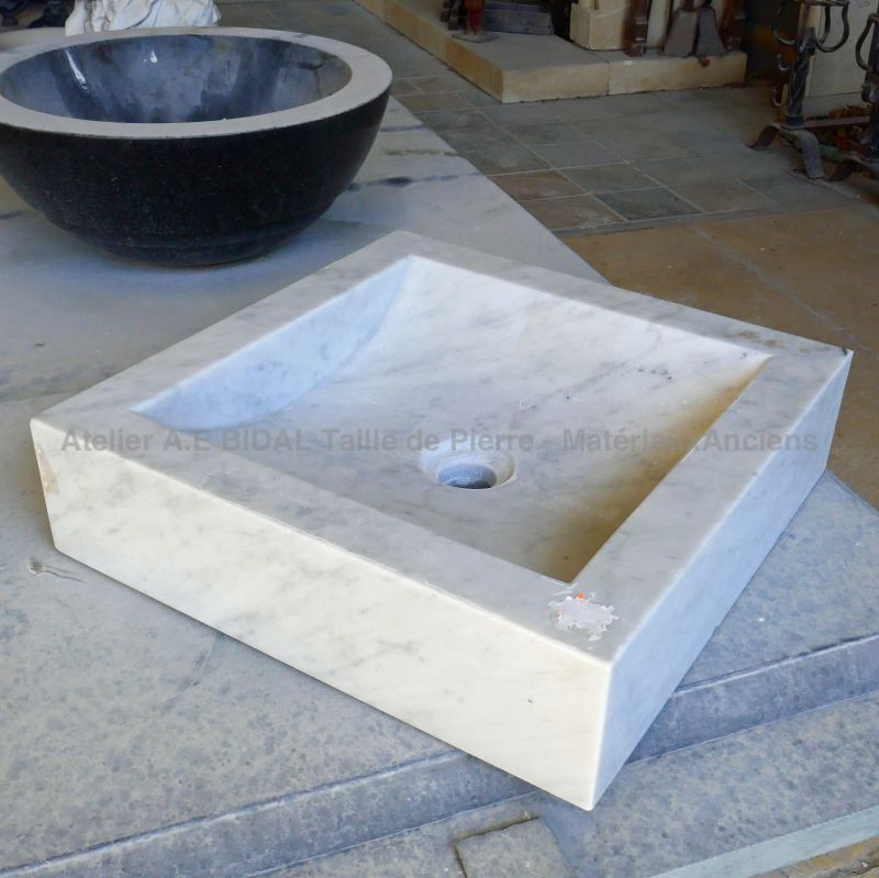 Charmante petite vasque carrée en marbre de Carrare : Atelier Alain BIDAL (Provence)