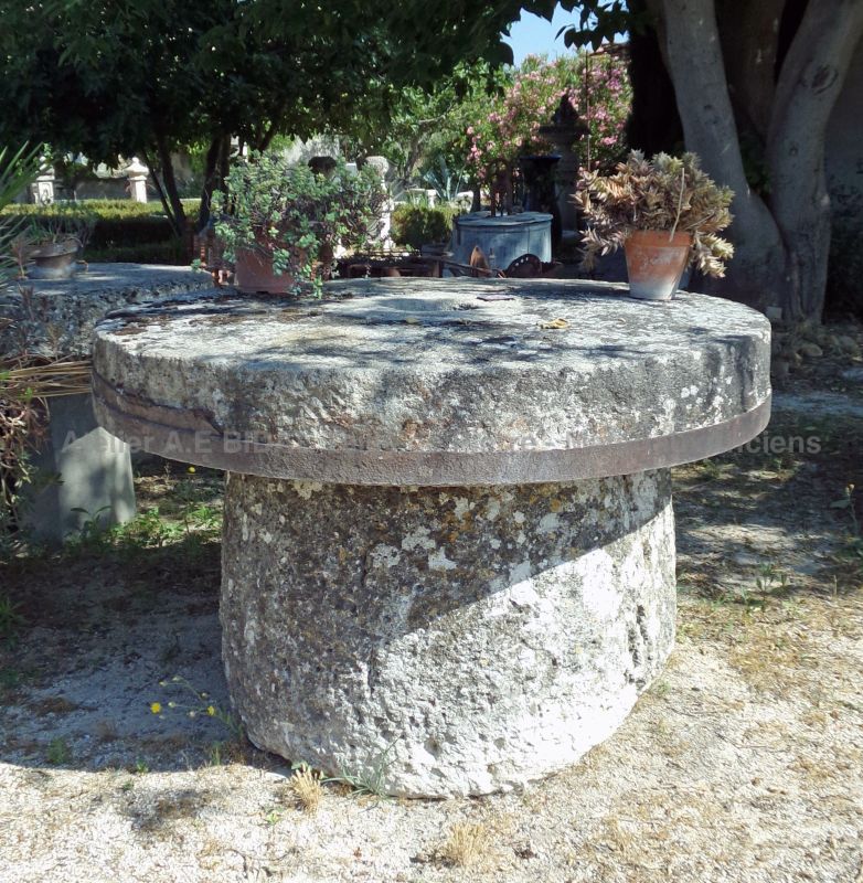 Mobilier de jardin vintage en pierres anciennes : table massive pour extérieur par l'Atelier Alain BIDAL