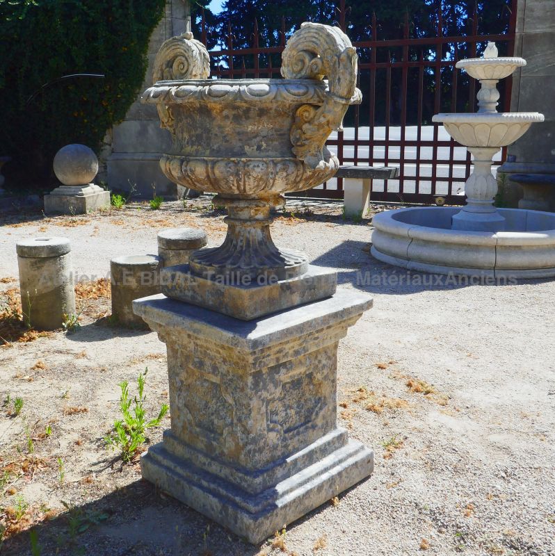 Pair of Medici vases in composite stone with pedestals - The Antique Materials in Provence Alain BIDAL
