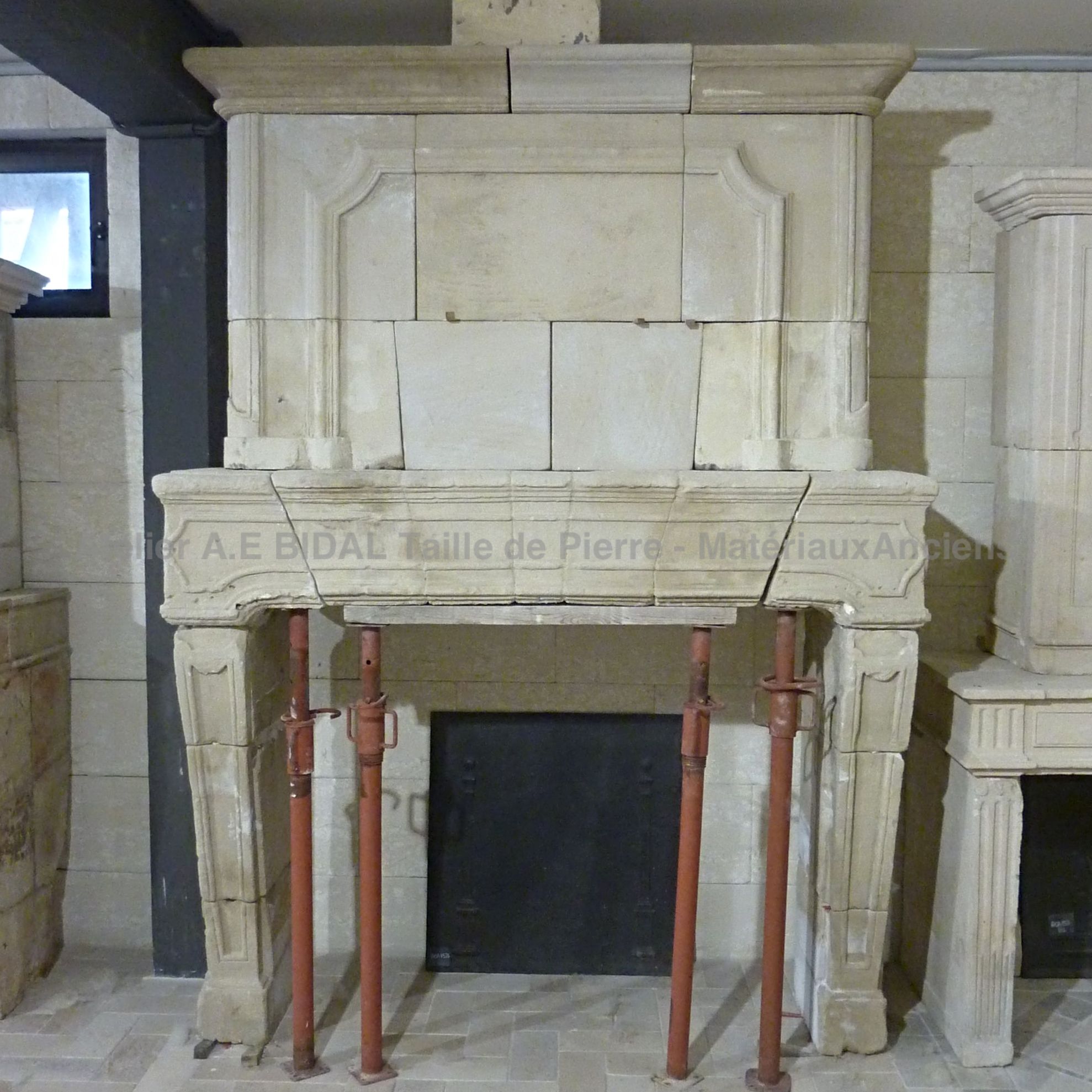 Alain BIDAL: recovery, renovation and sale of antique Louis XIV stone fireplaces.