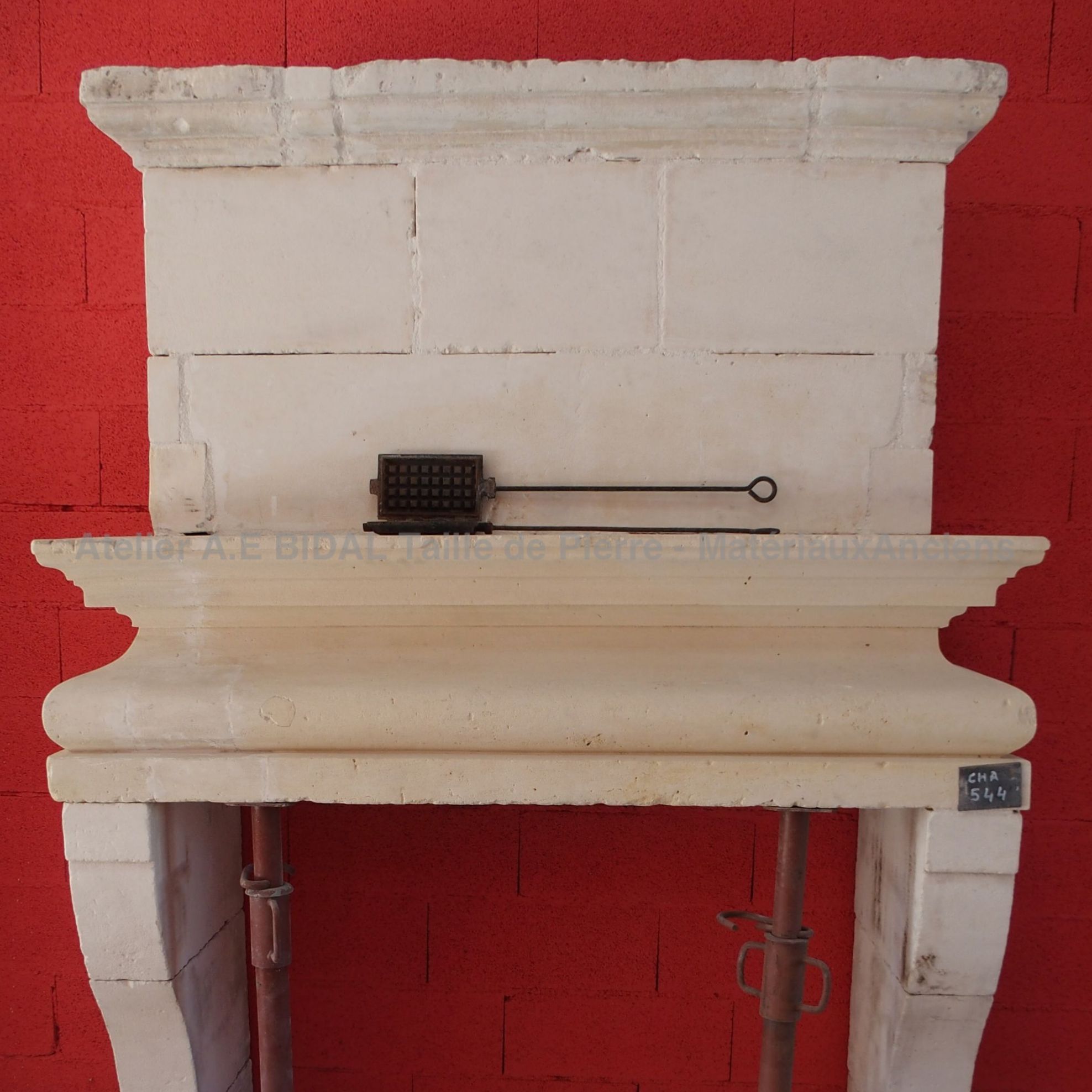 cheminée en pierre de Provence - une cheminée Louis XIII pour une décoration intérieure.