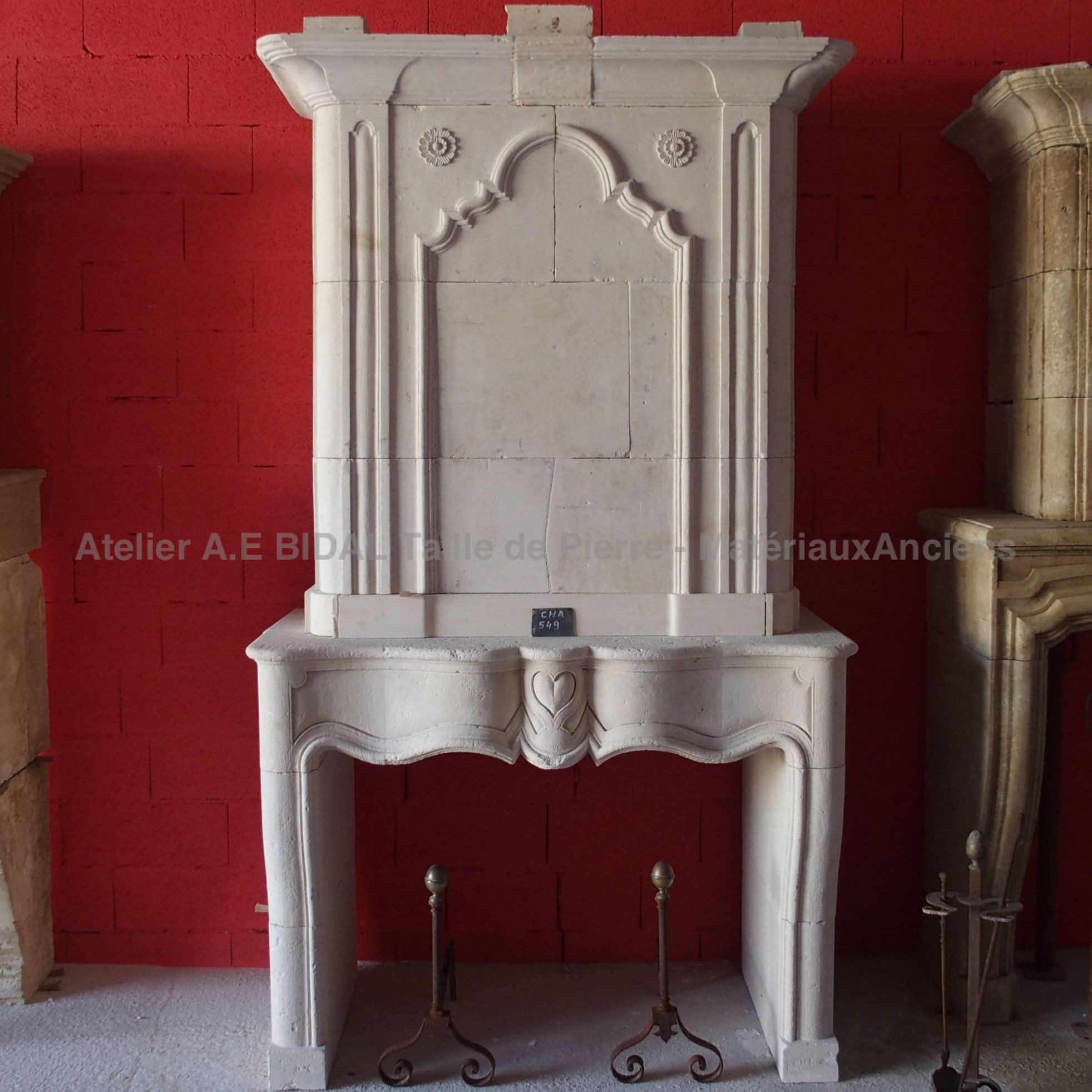 Cheminée en pierre surnommée "cheminée de mariage" - cheminée traditionnelle.