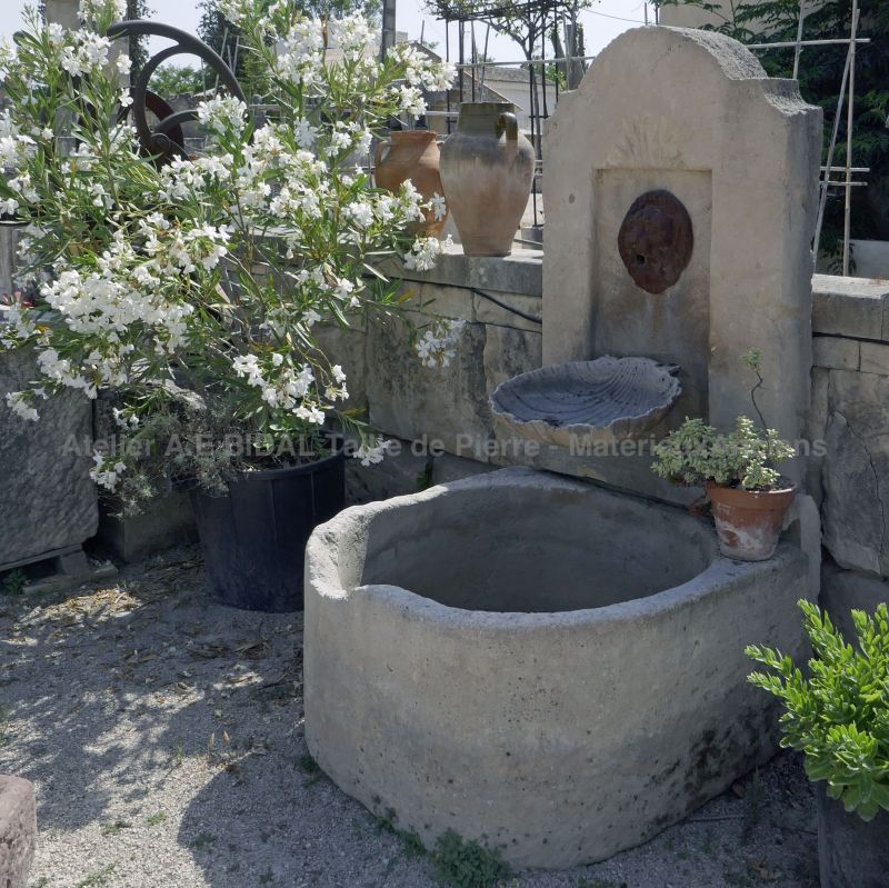 Fontaine murale en pierre et fonte | Petite fontaine de jardin parfaite pour décorer un petit espace avec élégance et raffinement.