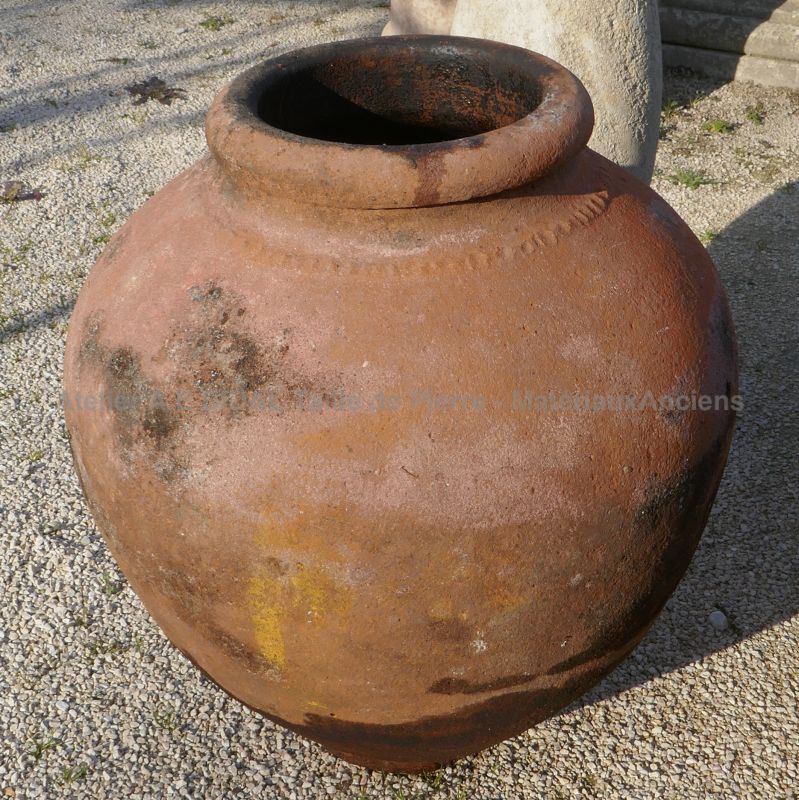 Belle ancienne jarre provençale en terre cuite pour la décoration du jardin ou de la terrasse.