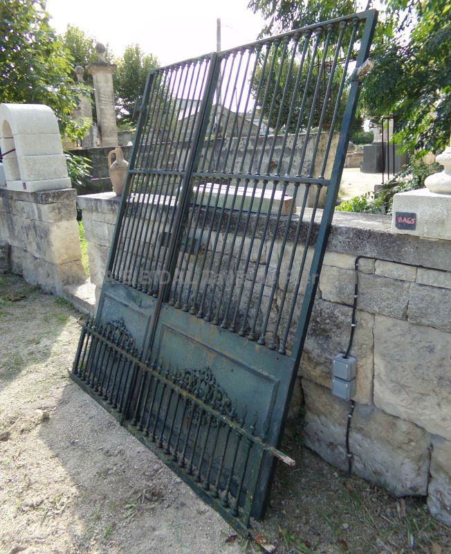 Ancien portail ancien en fer forgé pour embellir l'entrée de votre propriété : Atelier Alain BIDAL