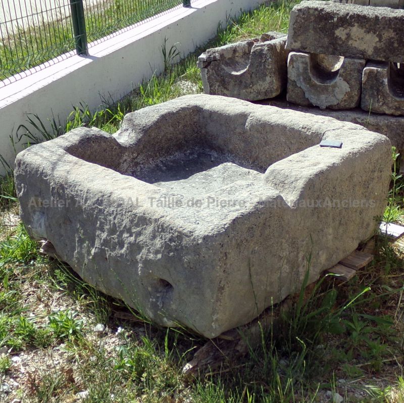 Decorative stone trough : rectangular basin with an exceptional charm - Atelier Alain BIDAL (Provence)