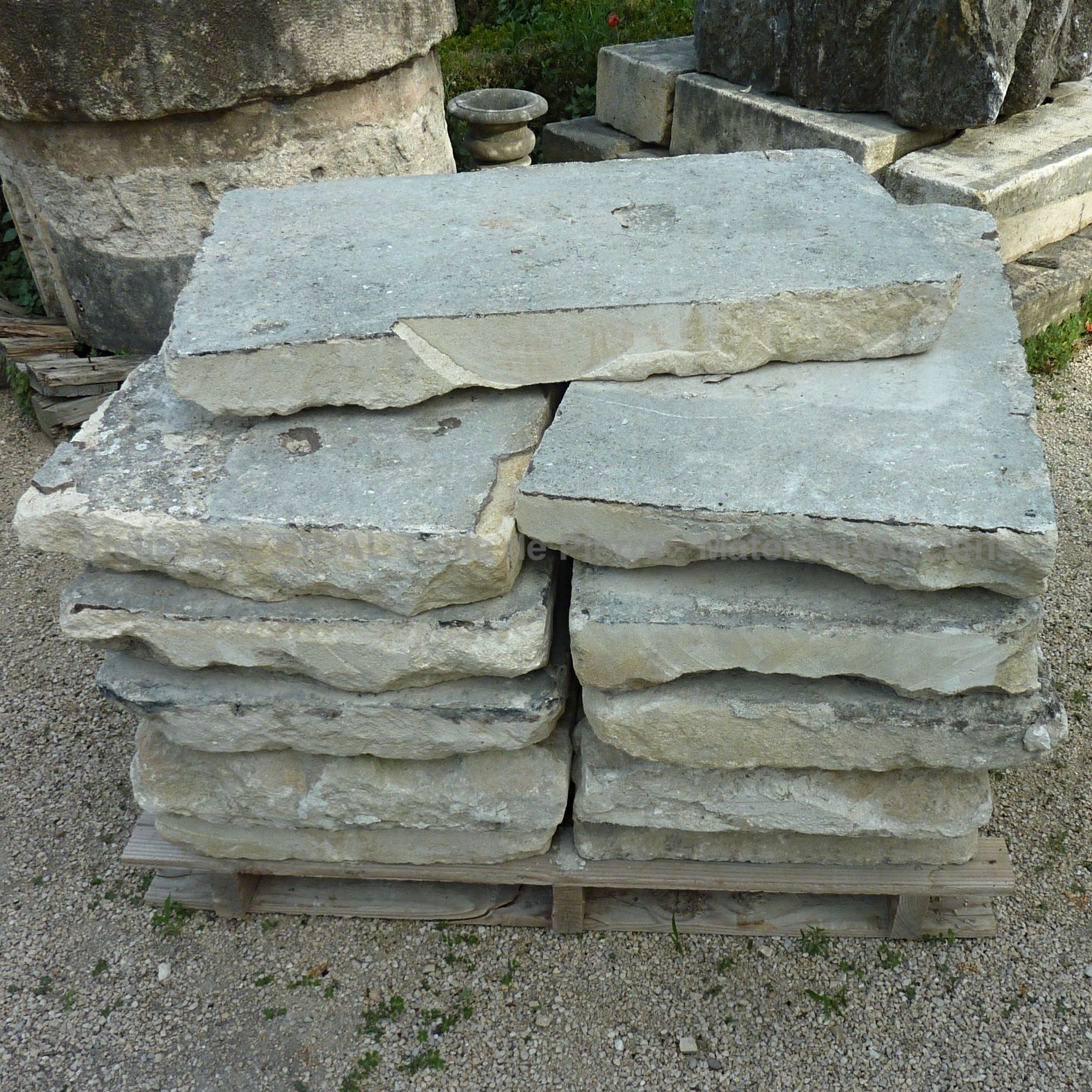 De jolis dallages anciens en pierre de récupération chez Alain Bidal en Provence.