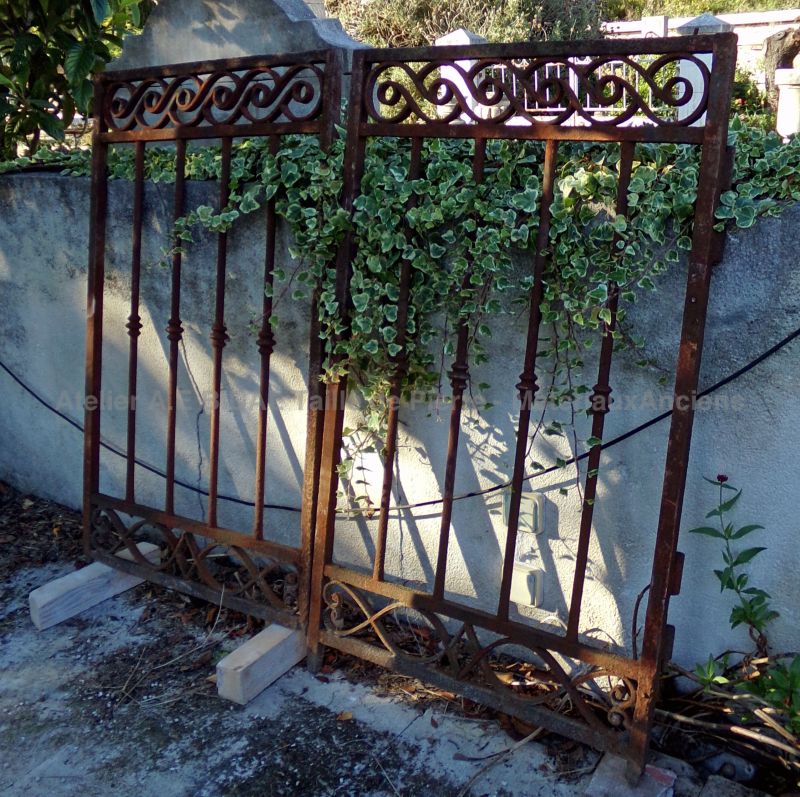 Portillon ancien d'une allure sobre : portillon de jardin à 2 vantaux en fer forgé - Atelier Alain BIDAL (Provence)