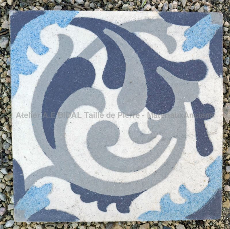 Carreau en ciment ancien en vente en Provence chez Atelier Alain BIDAL