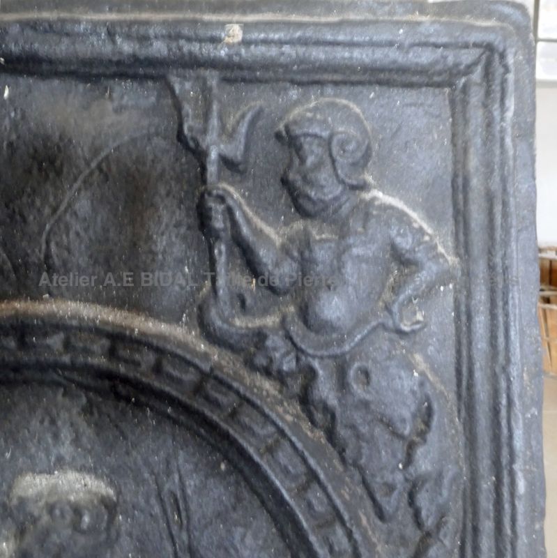 Ancienne plaque foyère en fonte pour cheminée datée 1633 : Thème religieux