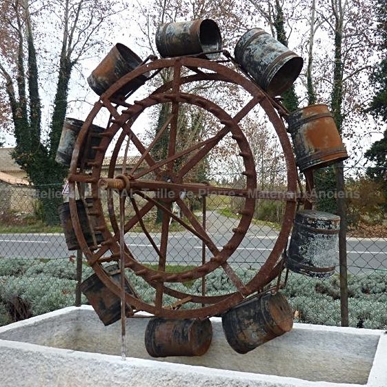 Roue ancienne en matériaux anciens - une roue pour l'extérieur.