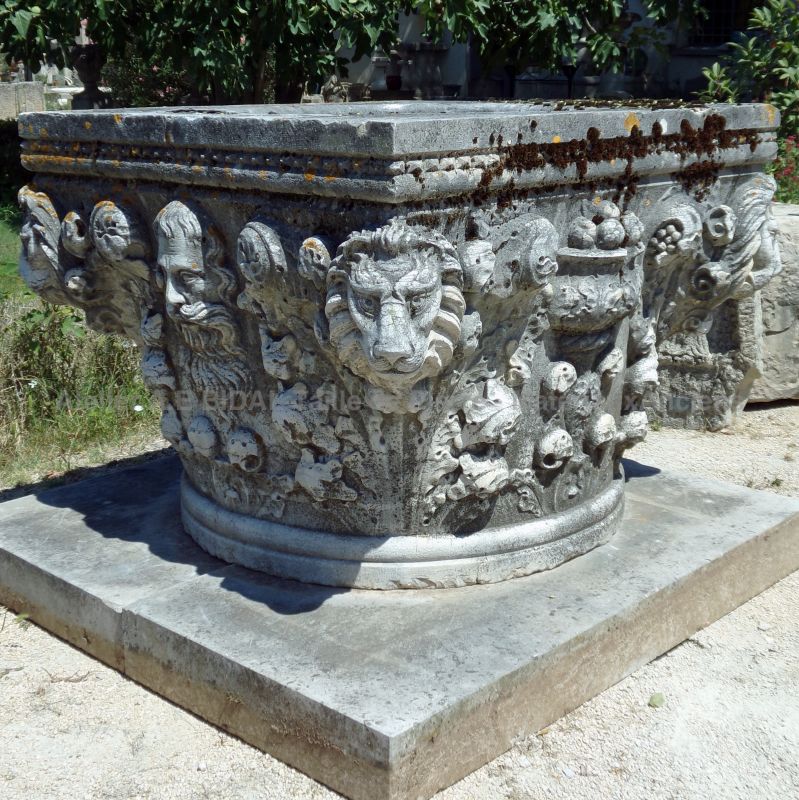 Exceptional 19th century well in Istrian stone - Alain BIDAL, antique materials in Provence
