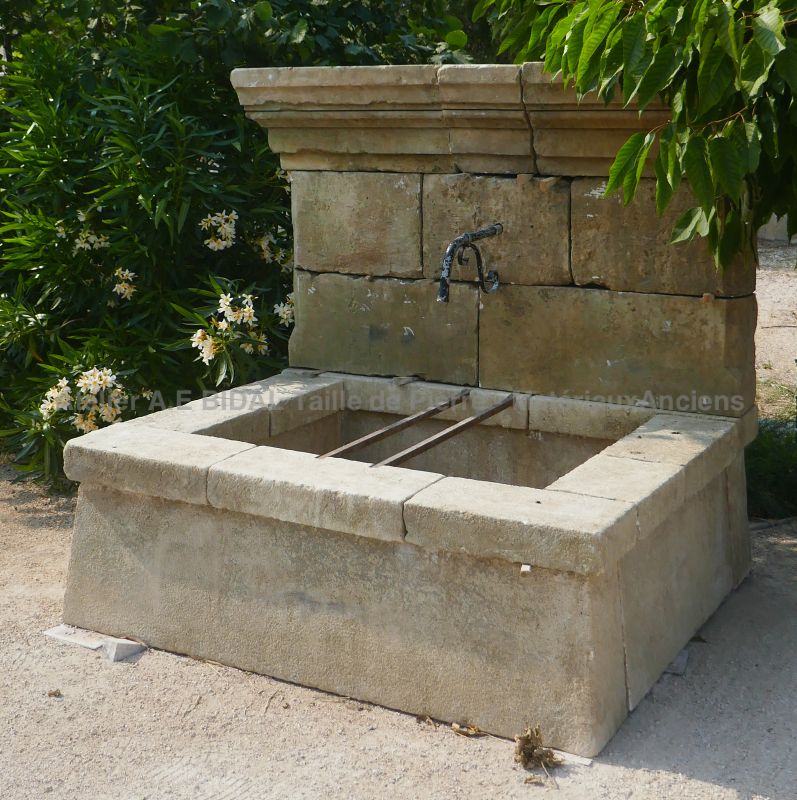Garden fountain full of yesteryear's rustic charm by the stonemason in Provence Alain BIDAL