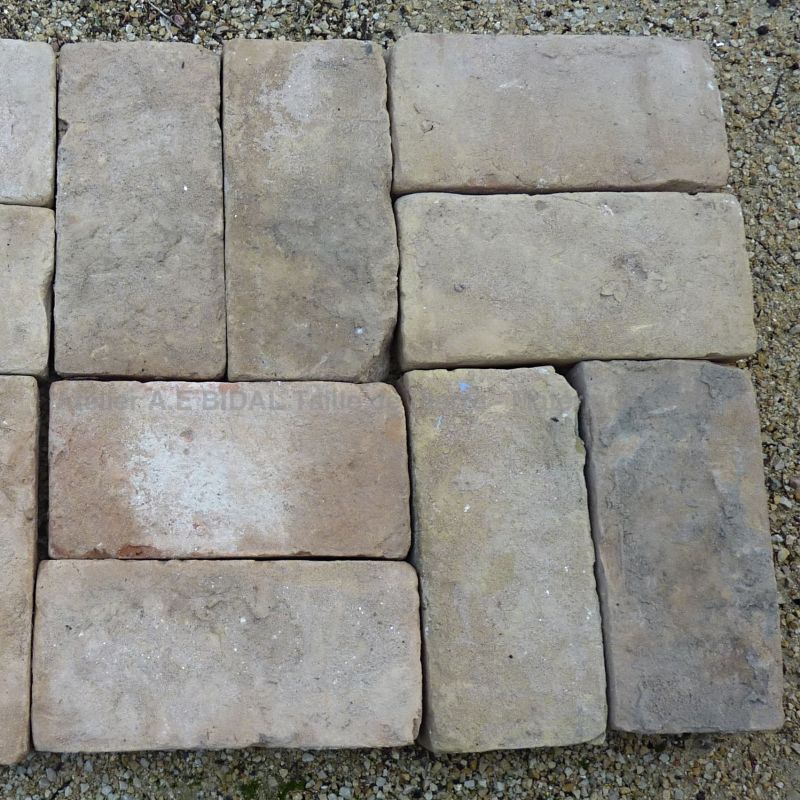 Tomette en terre cuite ǀ Brique en terre cuite ǀ Tuile en terre cuite ǀ Alain Bidal Matériaux Anciens