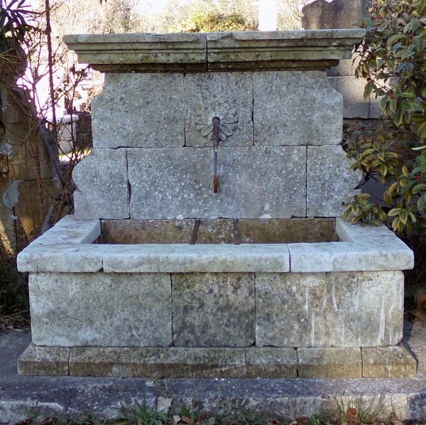 Fontaine de jardin au charme provençal par le tailleur de pierre en Provence Alain BIDAL