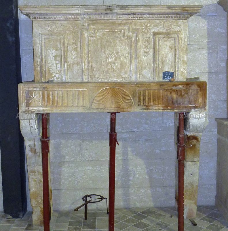 Cheminée Louis XVI - cheminée à trumeau au style rustique pour la décoration d'une maison ancienne