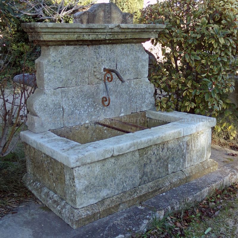 Fontaine en pierres anciennes : vaste choix de fontaines en Provence chez l'Atelier Alain BIDAL