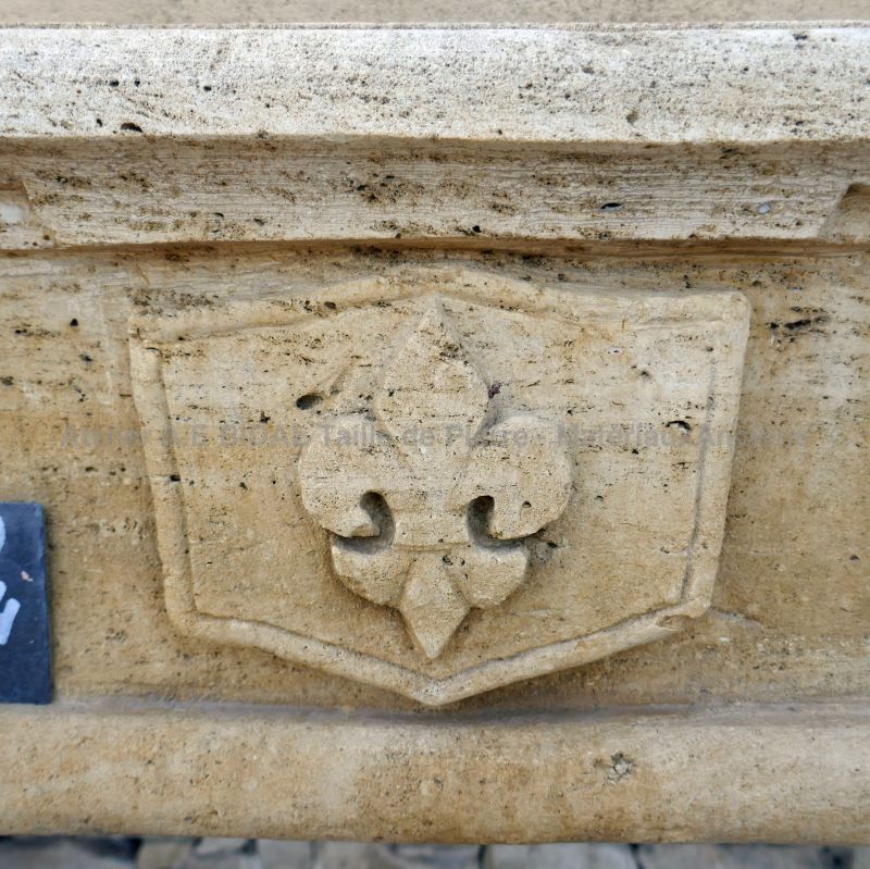 Fleur de lys sculptée à la main sur cheminée ancienne - Louis XV.