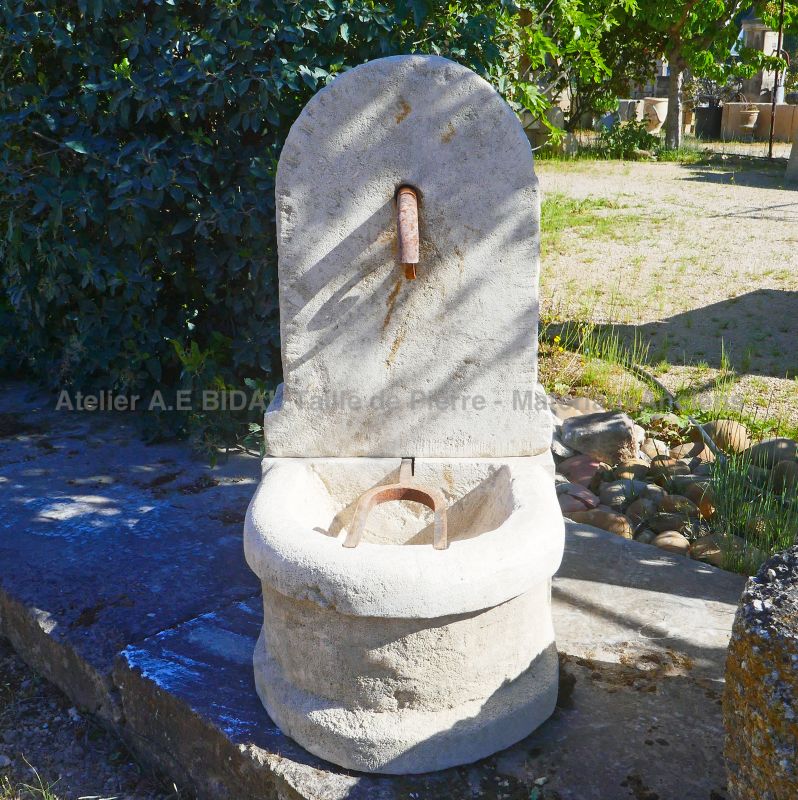 Petite fontaine de jardin en pierres patinées - Atelier Alain BIDAL (Provence)