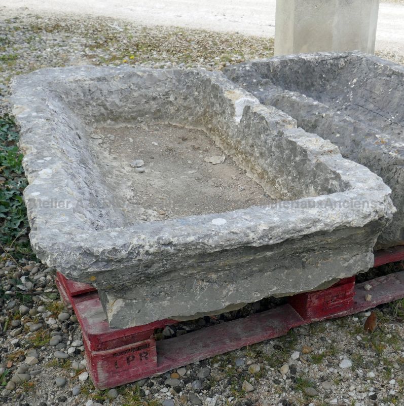Bac ancien en pierre rustique par le vendeur de matériaux anciens Alain BIDAL