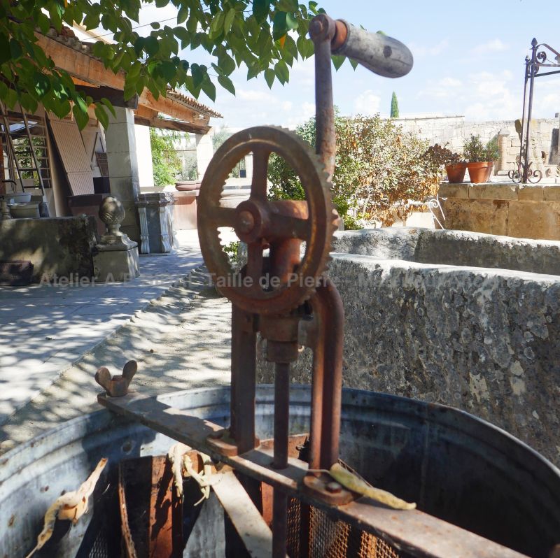 Détail de la manivelle de notre ancien extracteur de miel manuel - Atelier Alain BIDAL, Provence