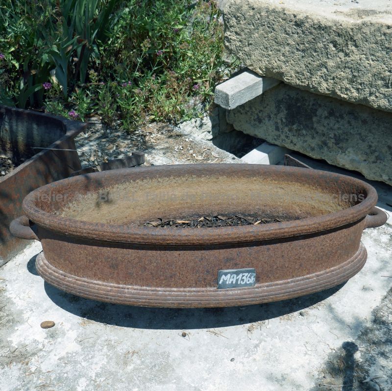 Ancienne auge en fonte par Alain BIDAL Matériaux Anciens en Provence
