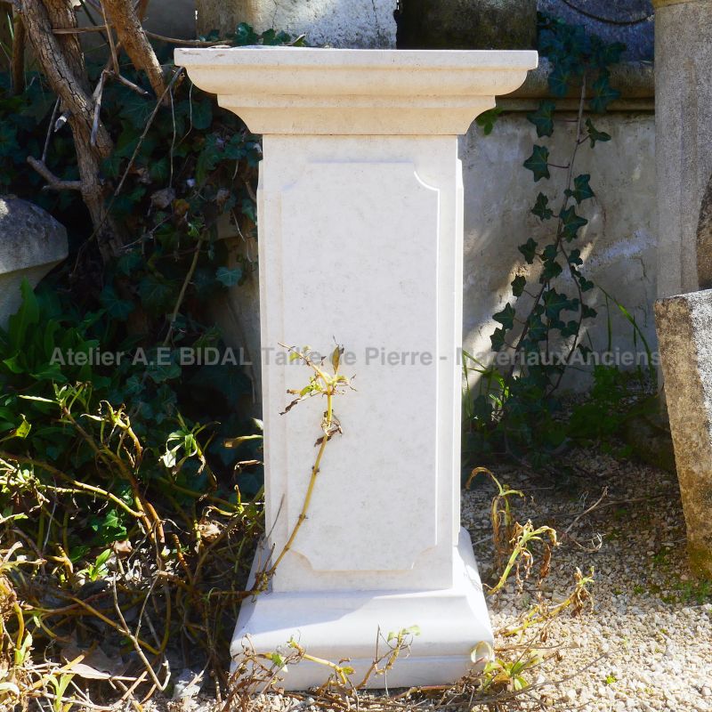 Charmant petit socle en pierre blanche : Atelier Alain BIDAL (Provence)
