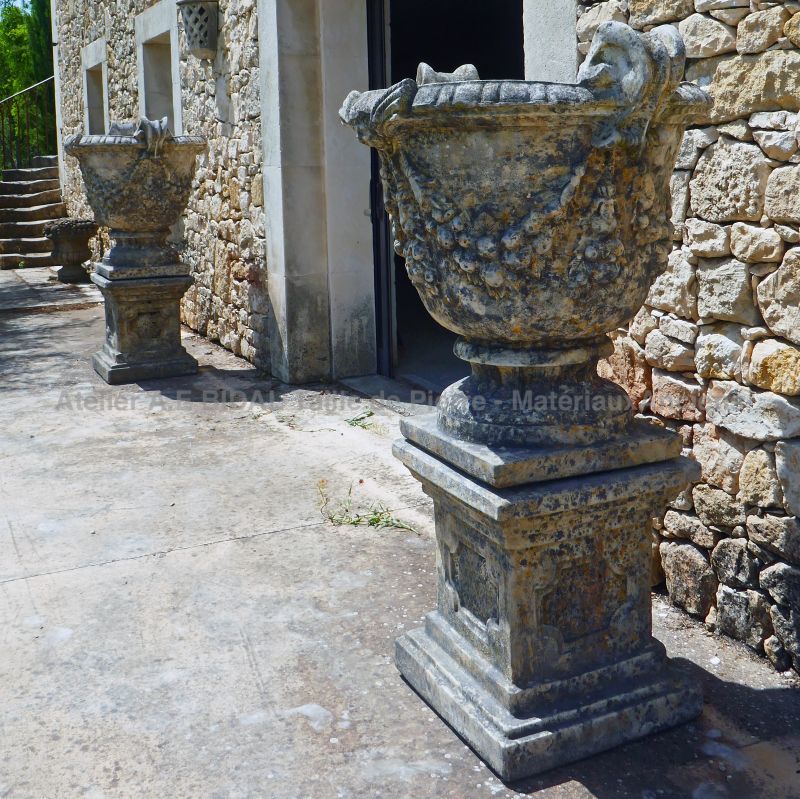 Vase de jardin avec socle en pierre patinée - Atelier Alain BIDAL (Provence)