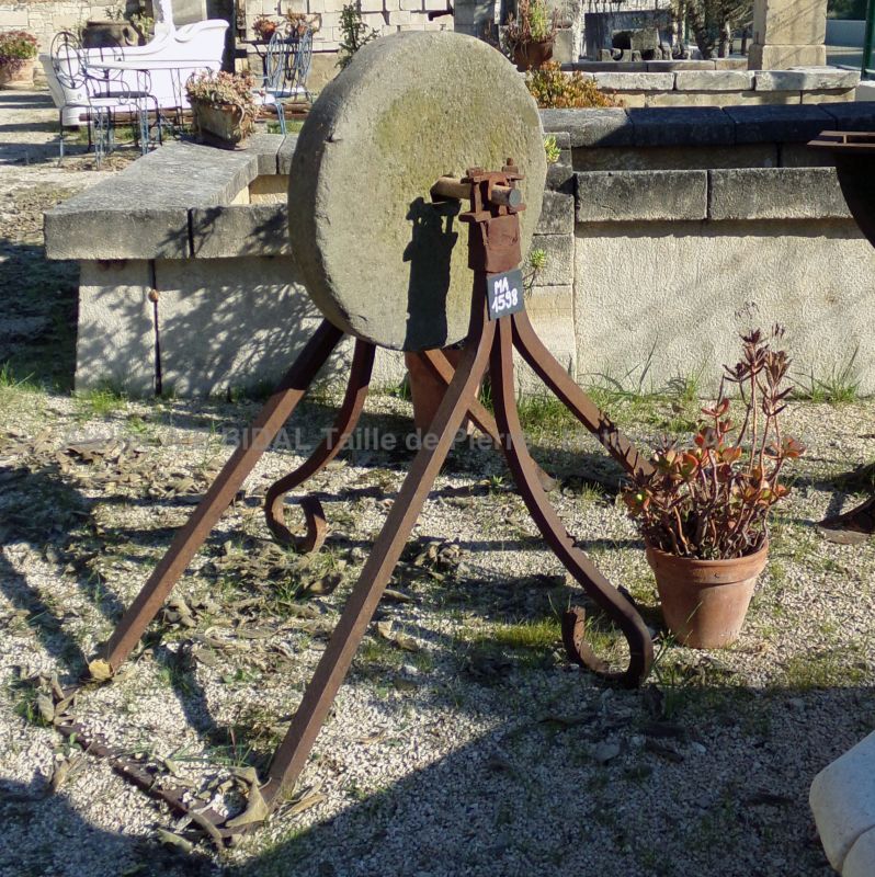 Ancienne meule en pierre à aiguiser à découvrir en Provence chez Les Matériaux Anciens Alain BIDAL