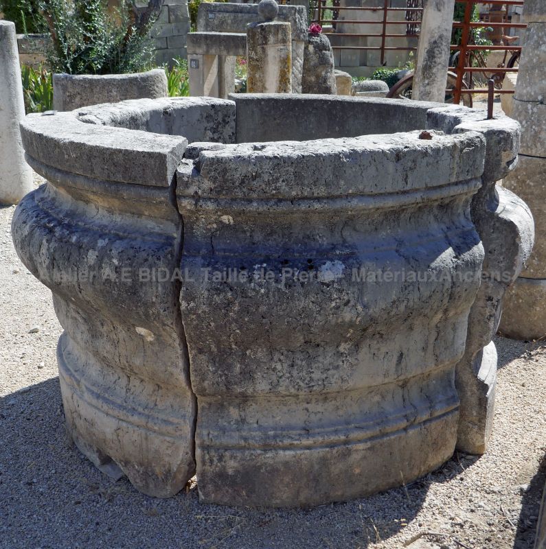 Garden well in old stone by Atelier Alain BIDAL.