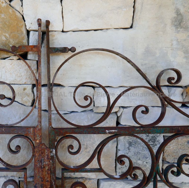 Forged scrolls on our old double doors gate in riveted wrought iron - Atelier Alain BIDAL (Provence)
