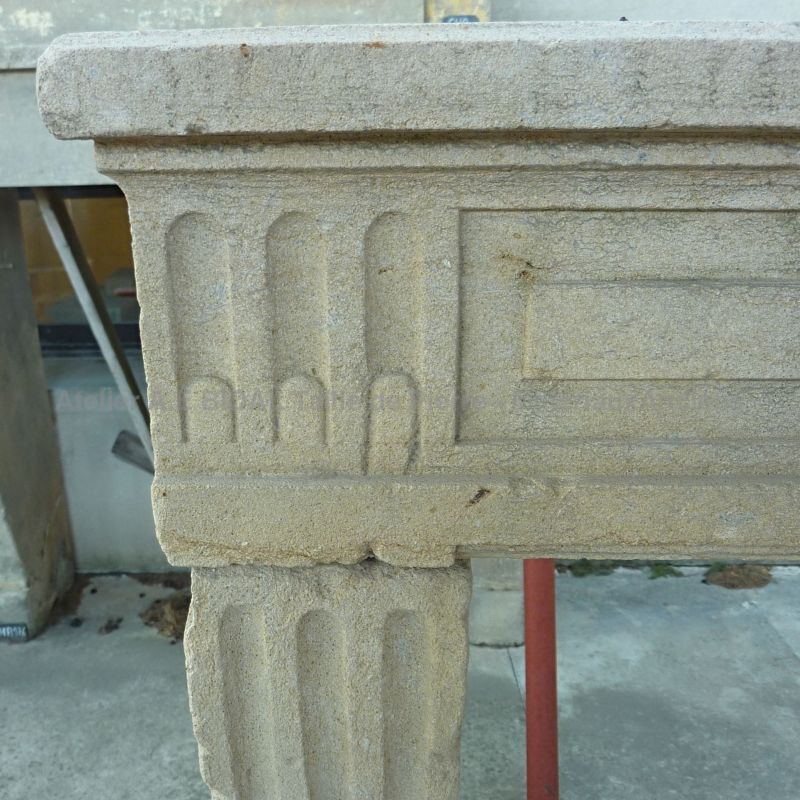 Louis 14 fireplace: a natural stone fireplace from the region of the Meuse.