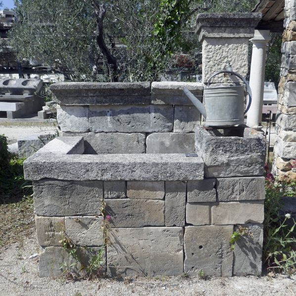 Belle fontaine murale en pierre et fer forgé | Ancienne fontaine de Provence pleine de charme pour la décoration du jardin