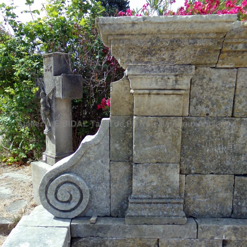 Antique stone wall fountain for an authentic garden - Atelier Alain BIDAL (Provence)